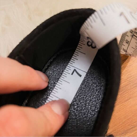 🍋 NWB! Little Girls’ Mary Jane Flats w/Hook & Loop Strap & Gold Chain Detail Si - Picture 10 of 10